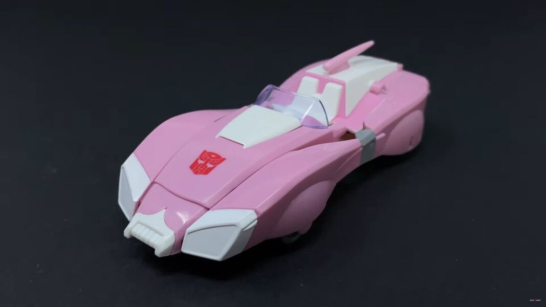 Transformers Studio Series 86 Arcee In Hand Image  (29 of 34)